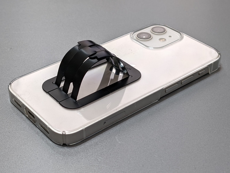 中央部に指をかけてスライドさせるとこのようにアーチ状になり、指を差し込んで使えるようになる