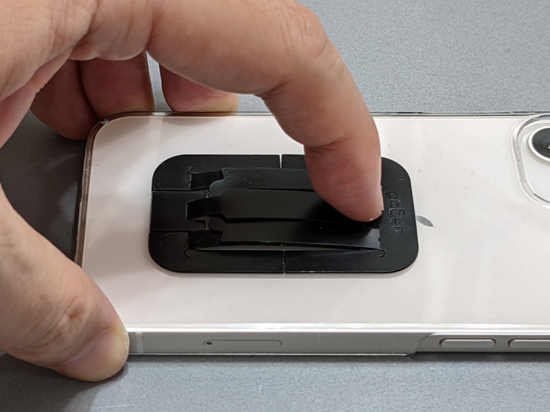 横から見たところ。中央上に爪をかけて…