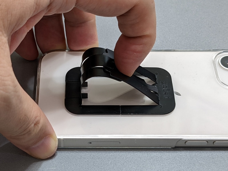 下方向にスライドさせると交差している部分が起き上がり、指を通せるようになる