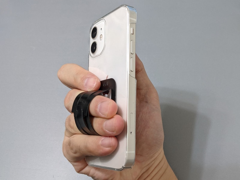 実際に手に持ったところ。2本の指をまとめて通すと安定する