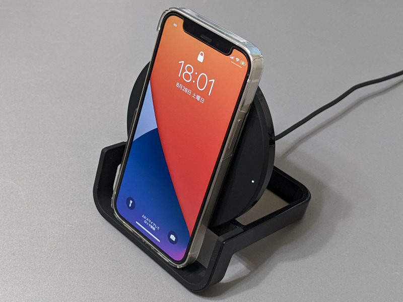 無接点充電もそのまま利用可能。MagSafeのマグネットリングを内蔵したケースであれば、MagSafe充電器にも吸着が可能だ