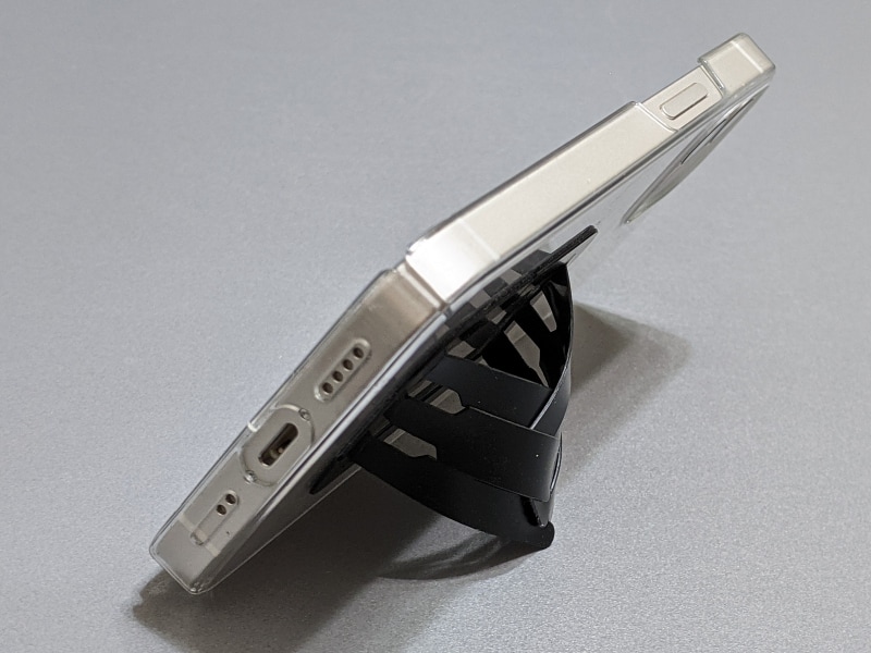 スマホのスタンドとしても使えるようになる。ただし貼り付け位置によっては不安定になりがち