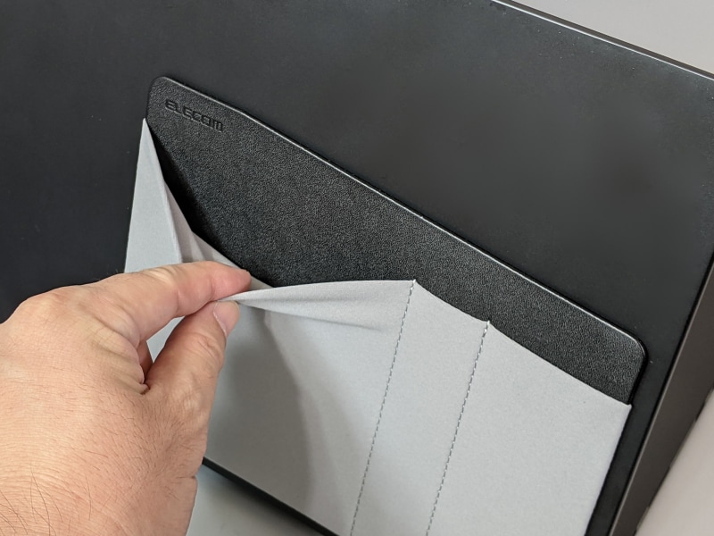 ポケットはストレッチ素材で伸縮しやすく、マウスのような高さのある品でも入れられる