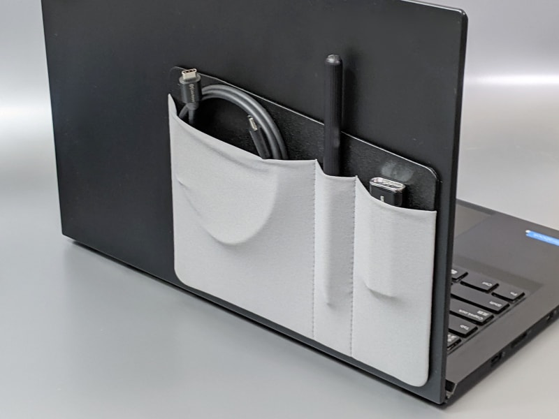 ケーブルやスタイラスペン、さらにはUSBメモリーなどを入れておける