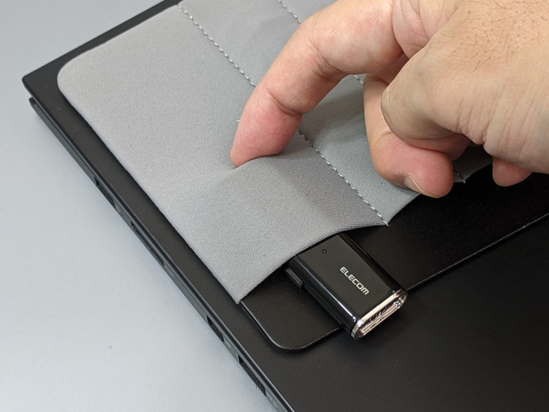 USBメモリーのように短いアイテムは、あまりポケットの奥深くに入れると取り出すのに苦労することも