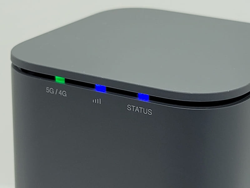 本体上部のLEDインジケーター<br>左からネットワーク種別（5G/4G）、電波状況、接続ステータスを示す