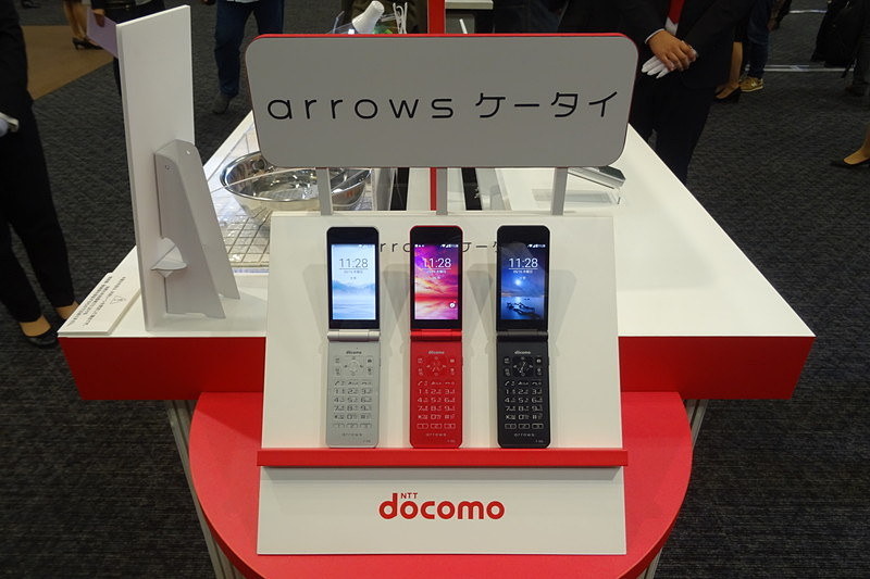 左から「arrows ケータイ F-03L」と「AQUOS ケータイ SH-02L」