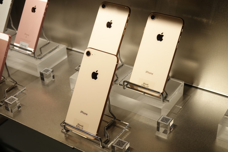 iPhoneの横にQRコードが見える