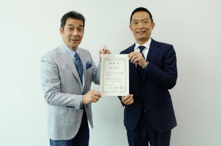 左＝同実証へ協力の井上順氏。右＝渋谷区長 長谷部健氏