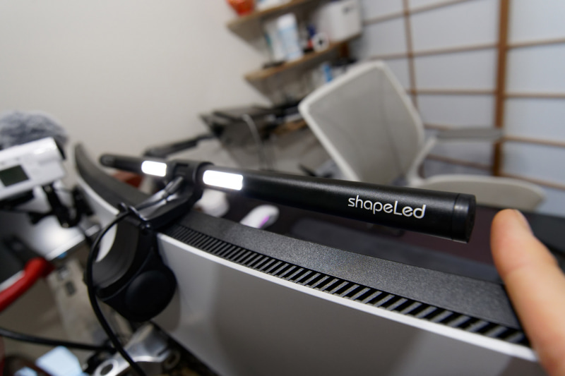 リアのLEDは左右に分かれている。向かって左側のセンサーボタンでフロントと同じように明るさなどを切り替えられる