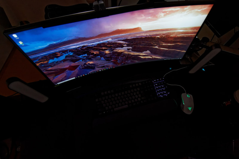 薄暗い部屋でshapeLEDがオフ（左）のときとオン（右）のとき。手元や周辺の明るさが断然違う