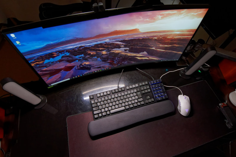 薄暗い部屋でshapeLEDがオフ（左）のときとオン（右）のとき。手元や周辺の明るさが断然違う