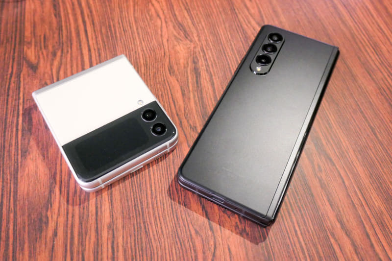 左がZ Flip3 5G、右がZ Fold3 5G