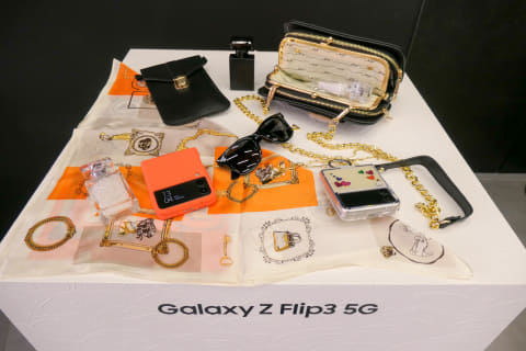 docomo galaxy Z fold3 本体 箱・ケーブル付き Galaxy Z Fold3 5G/Z Flip3 5G」クイックフォトレビュー] - ケータイ Watch
