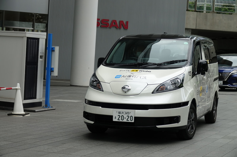 横から別の車両が出てきてもしっかり停車した