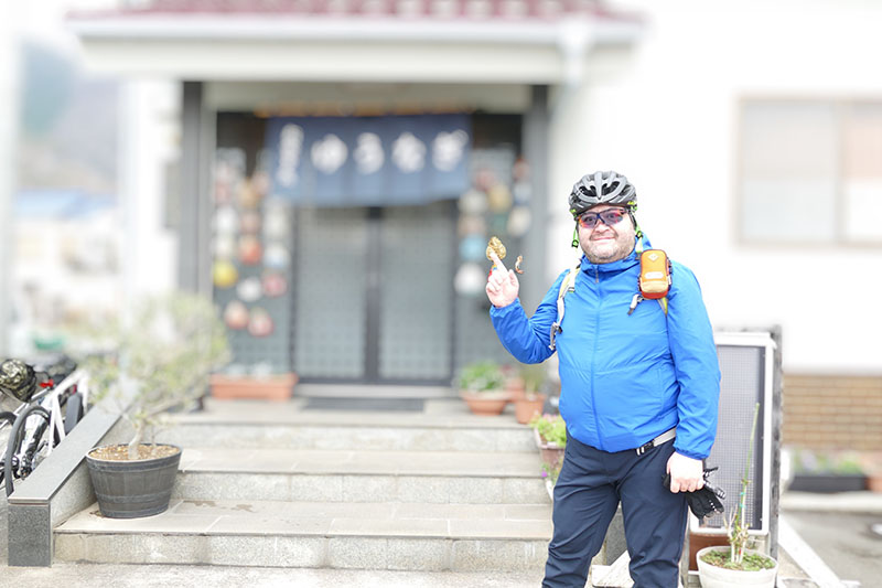 たとえば旅行などの写真をBlogなどに掲載するケース。店名などを隠したい場合、自然な雰囲気で背景をボカすことができる。モザイクとかよりは違和感のない処理ですな。なお、この写真の場合、指先と背景の飾りが混ざって被写体と自動認識されてしまった。これは手動で修正できる