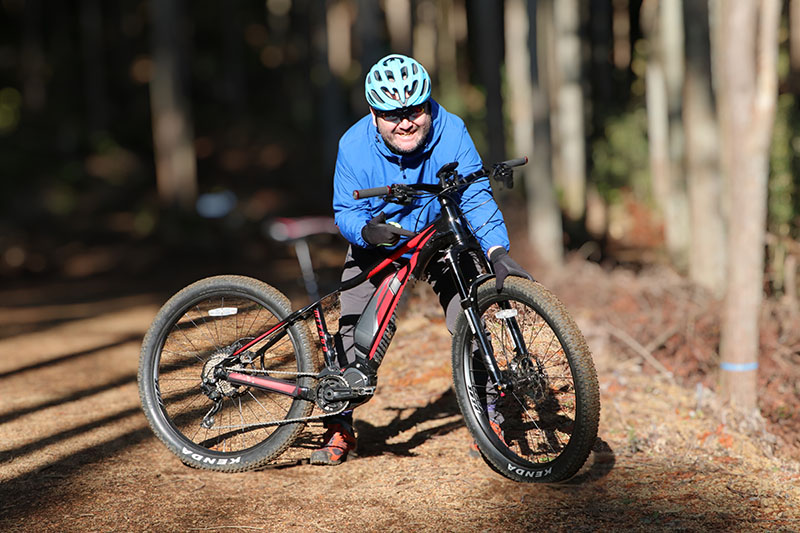 あるいは背景がハッキリ見えると場所が特定されてしまうようなケース。背景をほどよくボカせば、ある程度の雰囲気は伝えらえつつ、場所が特定できない写真へと手軽に加工できる。この写真の場合は自転車のサドルやダウンチューブが背景だと自動認識されてしまった。これらも手動で修正できる
