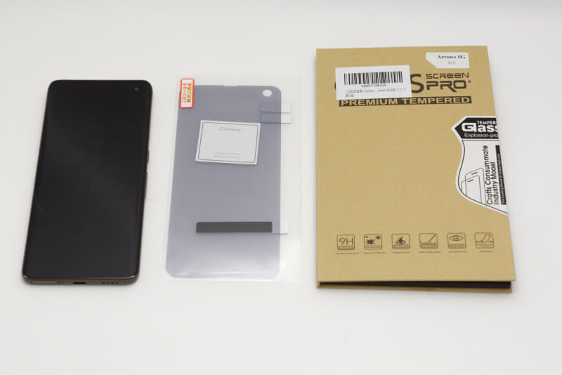 2枚セットで約1000円の樹脂製フィルムに落ち着いた。カメラを保護するガラスも2枚付いている。超お得