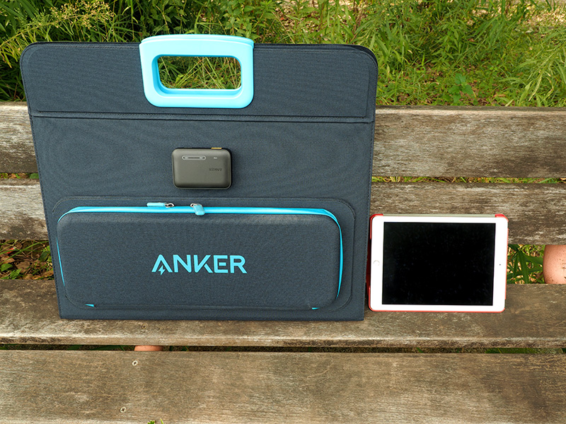 Ankerの大型ソーラーパネル充電器「PowerSolar 3-Port 100W」（隣は比較用のiPad Air2 9.7インチ)