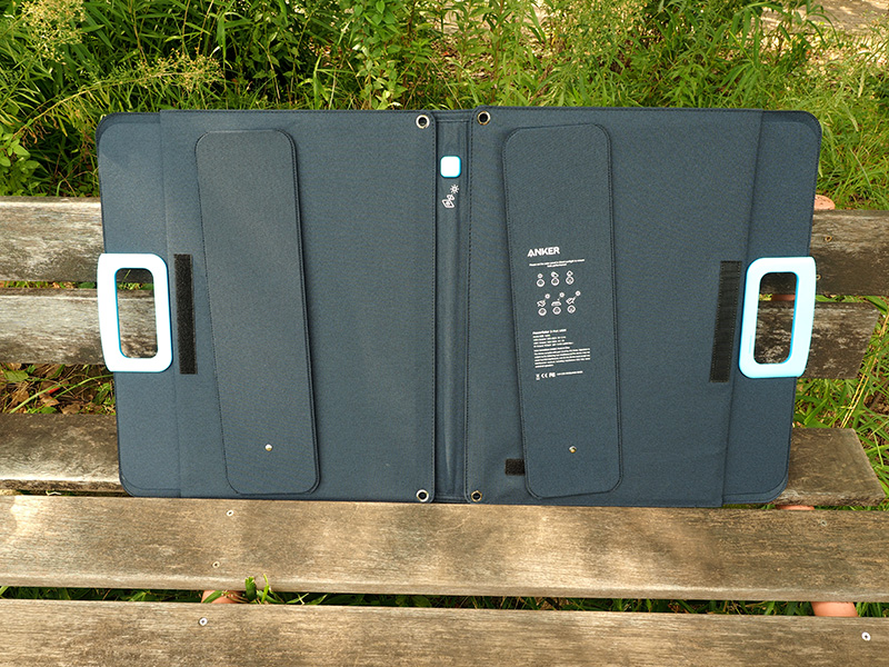 まず持ち手の部分から左右に開き……