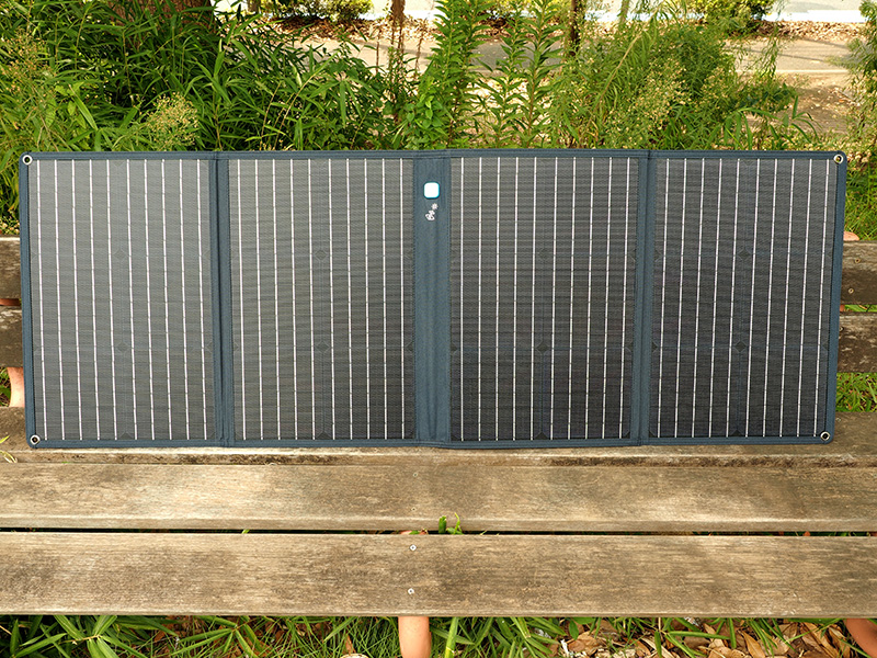 さらにもう一段階、観音開きにすると4枚のソーラーパネルが現れる