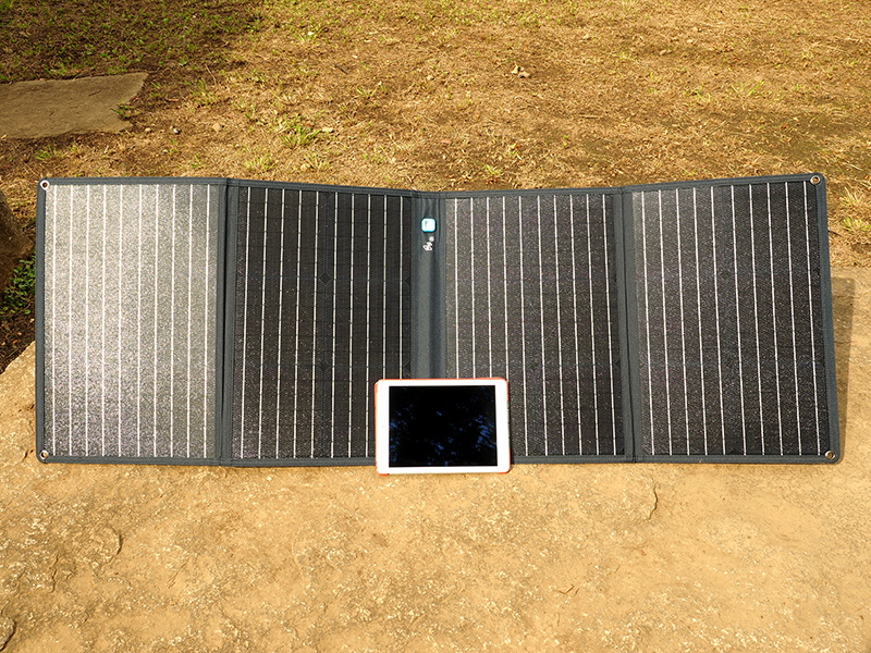 最大展開時とiPad（9.7インチ）の比較。横幅は約1.5mにも