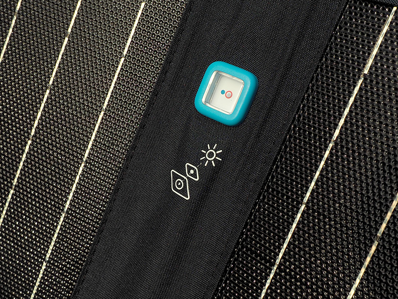 パネル中央部にある小窓が最大発電効率にするためのガイド。青いドットの影を、背面にある赤い丸印の中に入れるよう角度を調整すると最適な状態になる