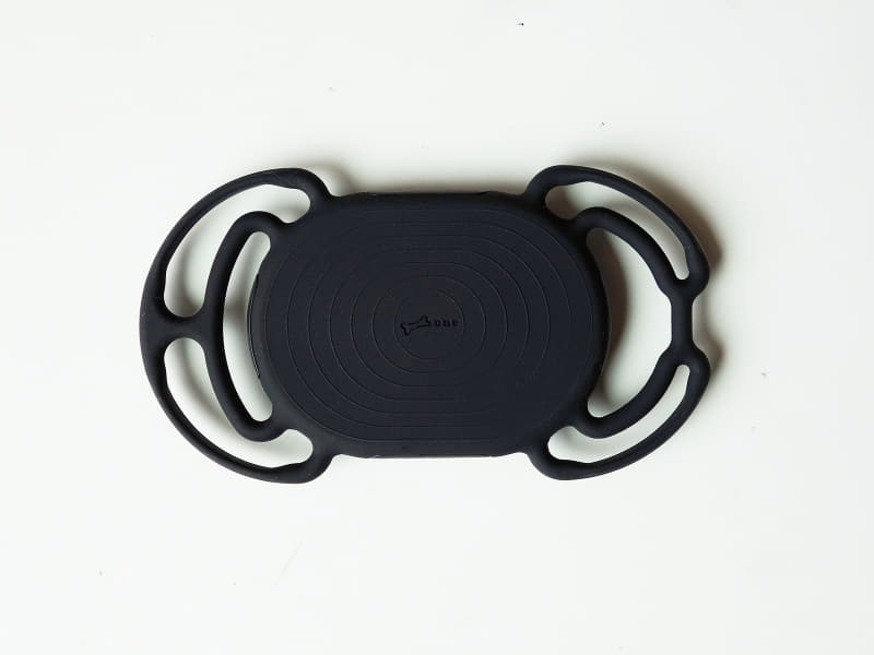 ホルダー部分。シリコン製で左右のバンドを本体に巻きつけて使用します。