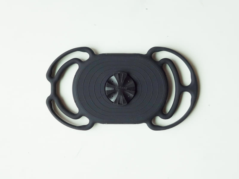 裏面。土台に装着するためのアダプターを備えます。