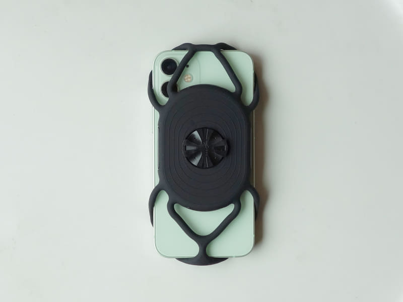 iPhone 12 miniを装着してみた様子。