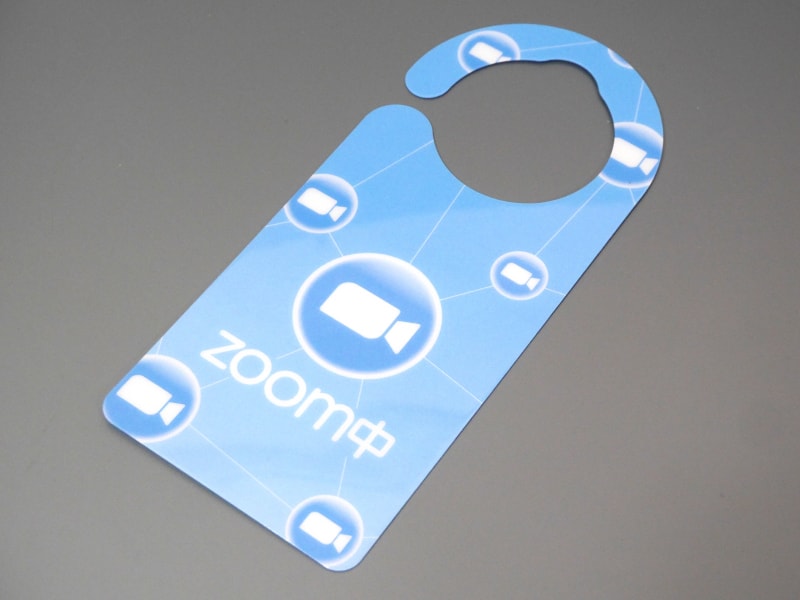 ホテルのドアノブにかけておくプレートと似たデザインに、Zoomを想起させるアイコンがあしらわれている