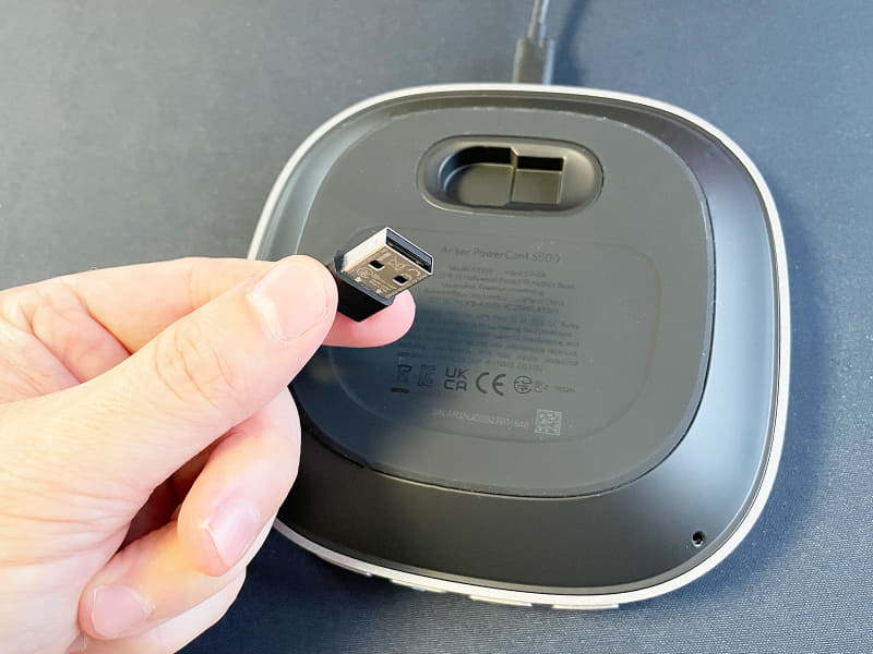 裏面には無線接続用のUSBドングルを収納可能。Bluetoothを搭載していないPC等でも接続できます。