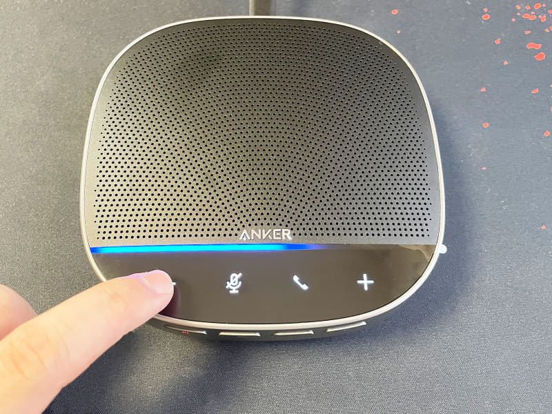 タッチパネルで本体のボタンを操作します。画像は音量を下げているところ。