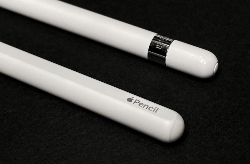 第1世代Apple Pencilは丸い棒状で転がりやすく、ツルツルなのでやや握りにくい。第2世代Apple Pencilは一面が平らで転がりにくく、ややマットな質感なので握りやすい