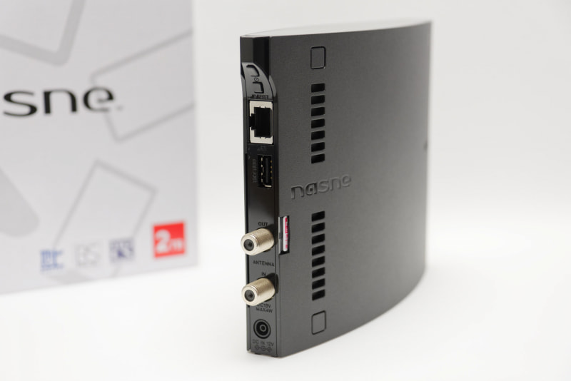 背面にあるのはアンテナ入出力とLANポート、HDD増設用のUSBポートなど