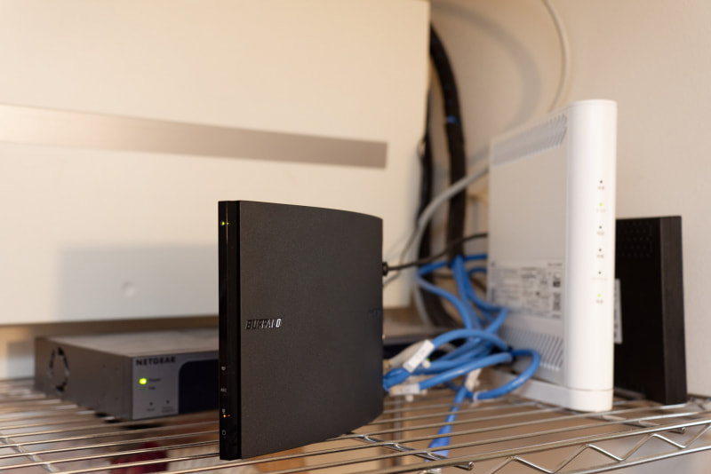 テレビにつなぐ必要はないので、他のネットワーク機器とともにクローゼットに置いている