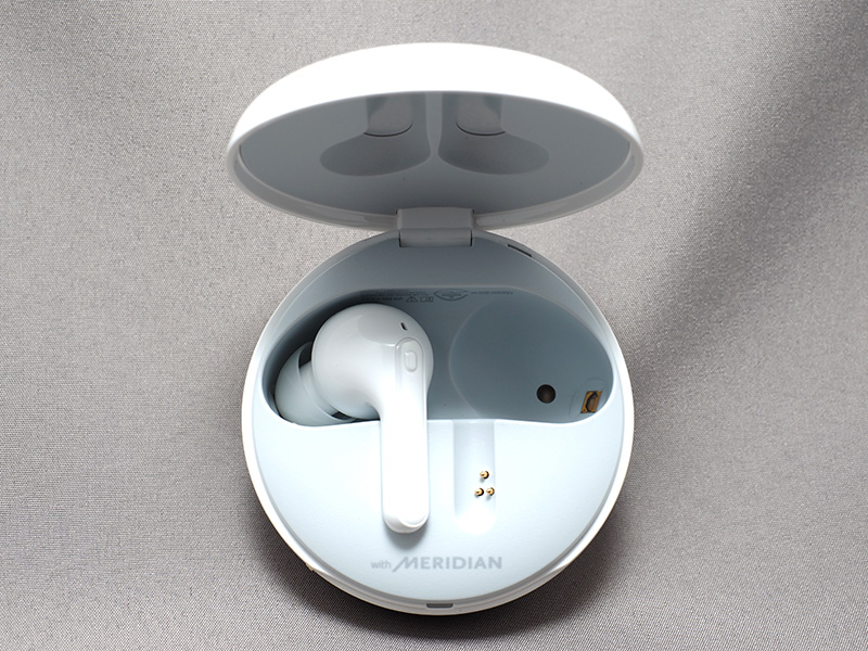 充電ケースに紫外線ライトが仕込まれており、定期的に殺菌して使えるのが特徴