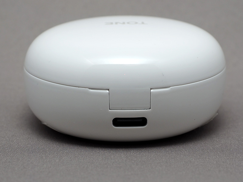 ケース背面の充電ポートはUSB-C