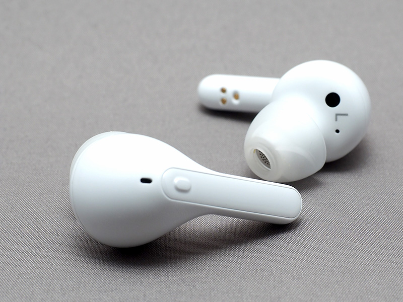 イヤフォン側面の操作タッチセンサーに作られた小さな突起。この突起がタッチ操作の確実性に貢献している。小さな工夫で得られる大きな満足度に感心した