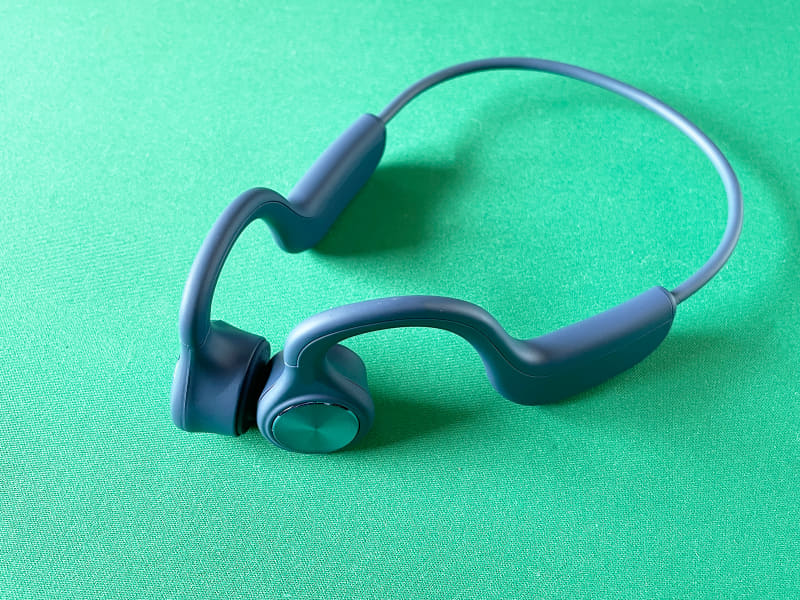 ゲオの「骨伝導ワイヤレスヘッドホン B300」。