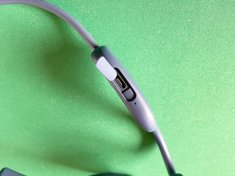 充電はMicroUSB経由で行います。