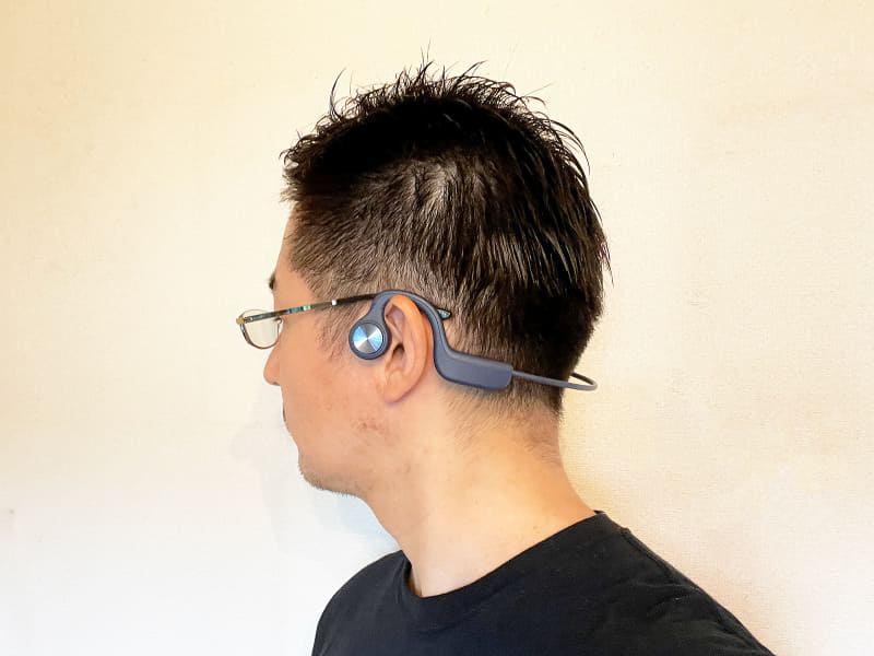 実際に装着してみた様子。筆者のようにメガネをしたままでも装着は可能です。装着感は軽く、頭が締め付けられるような感覚もありません。
