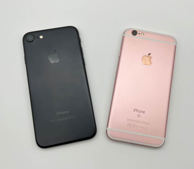 iPhone 6s（右）とiPhone 7（左）。この時代は1世代違うとCPUパワーも＋50%以上の性能差があった