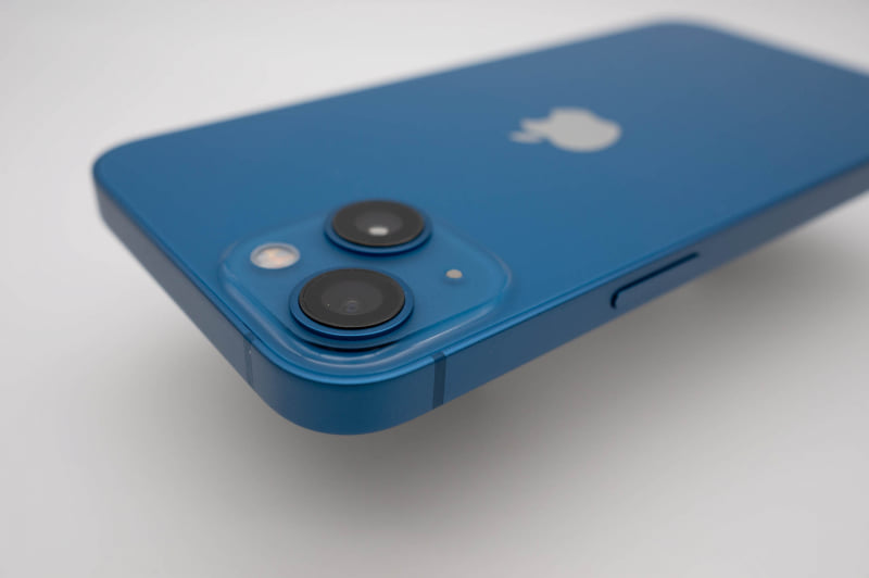 iPhone 13のカメラ部分。出っ張った四角い部分は無光沢仕上げだ