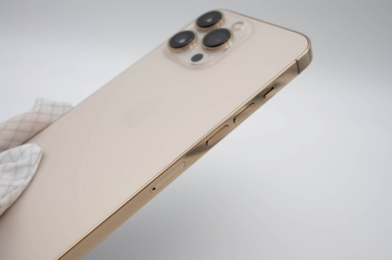iPhone 13 Pro。側面の光沢感のあるステンレスフレームがデザイン上のポイント