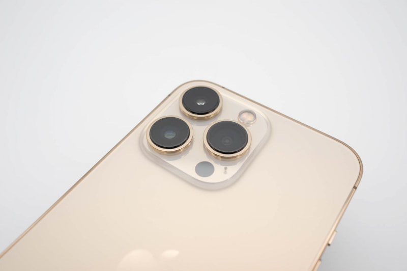 iPhone 13 Proのカメラ周り。出っ張った四角い部分だけ、光沢仕上げになっている