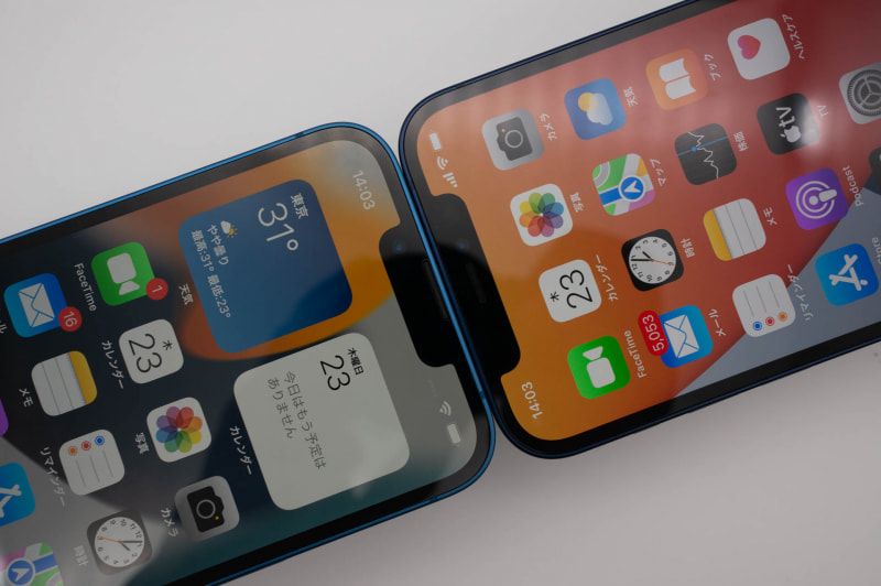 右のiPhone 12に比べ、左のiPhone 13の方がノッチが小さくなっている