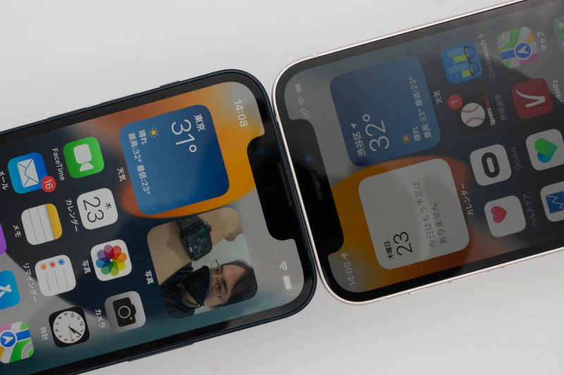 右のiPhone 12 miniはノッチの左右の表示がギリギリだが、左のiPhone 13 miniはマシになっている