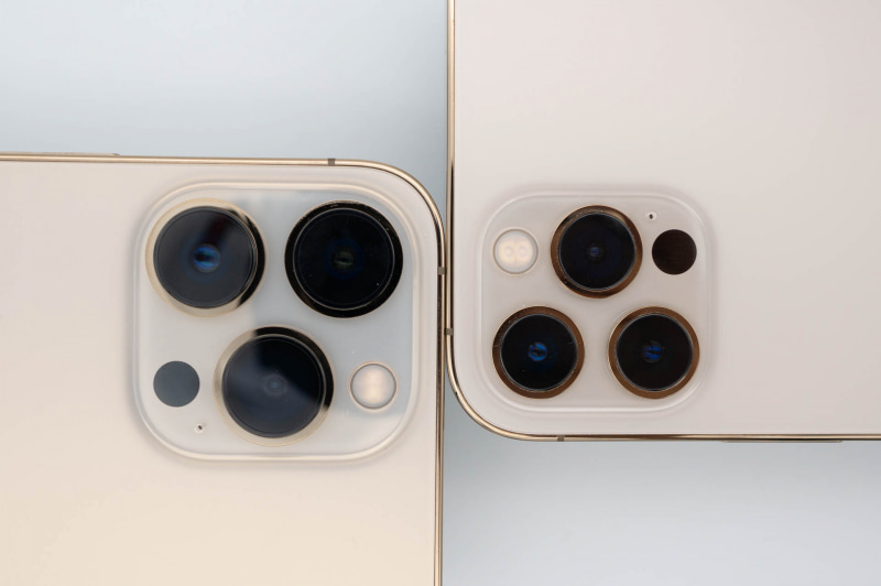 右のiPhone 12 Proに比べると、左のiPhone 13 Proのカメラはかなり大型化している。それだけスペックが上がったということでもある