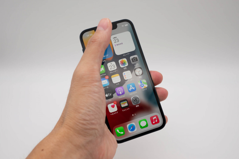 iPhone 13 mini。隅々まで親指が届くサイズ感がポイント